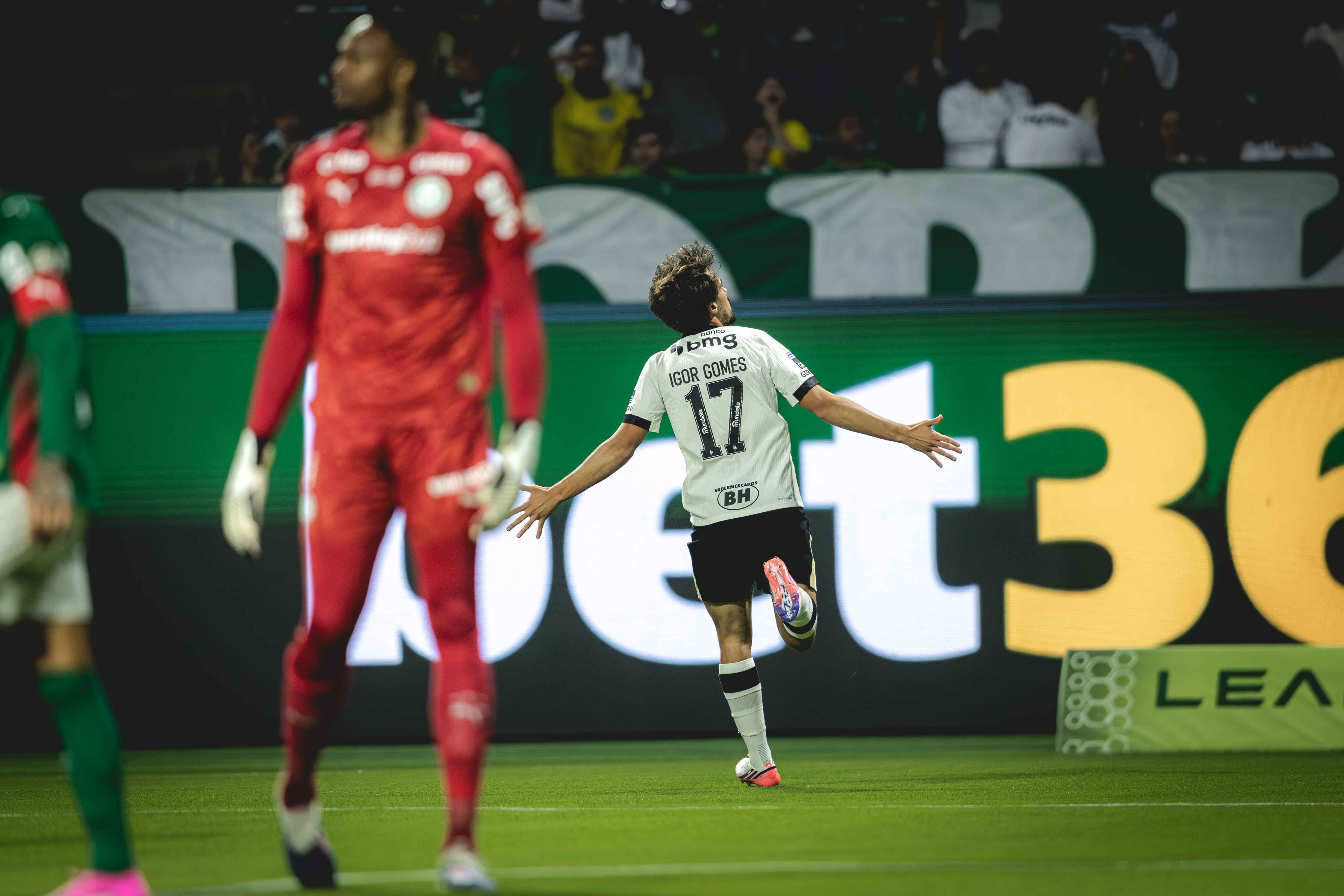 Com gol de 'herói improvável', Atlético vence líder Palmeiras e sobe no Brasileiro