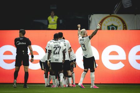 Jogadores do Atlético celebram gol sobre o Palmeiras no Brasileirão 2026