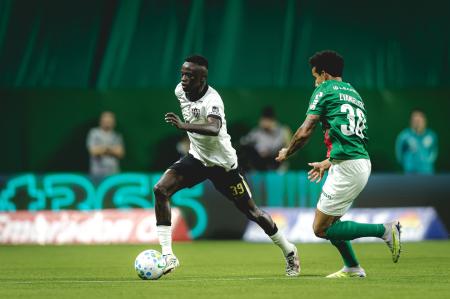 Cissé, volante do Atlético, em duelo com o Palmeiras • Pedro Souza/Atlético