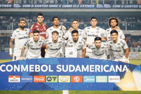 Elenco do Santos antes de jogo contra a Universidad Central, na última terça-feira (28)