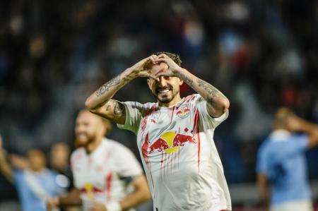 Pedro Henrique comemora gol sobre o Sporting Cristal
