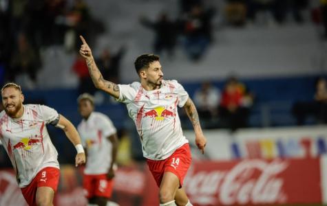 Pedro Henrique comemora gol sobre o Sporting Cristal
