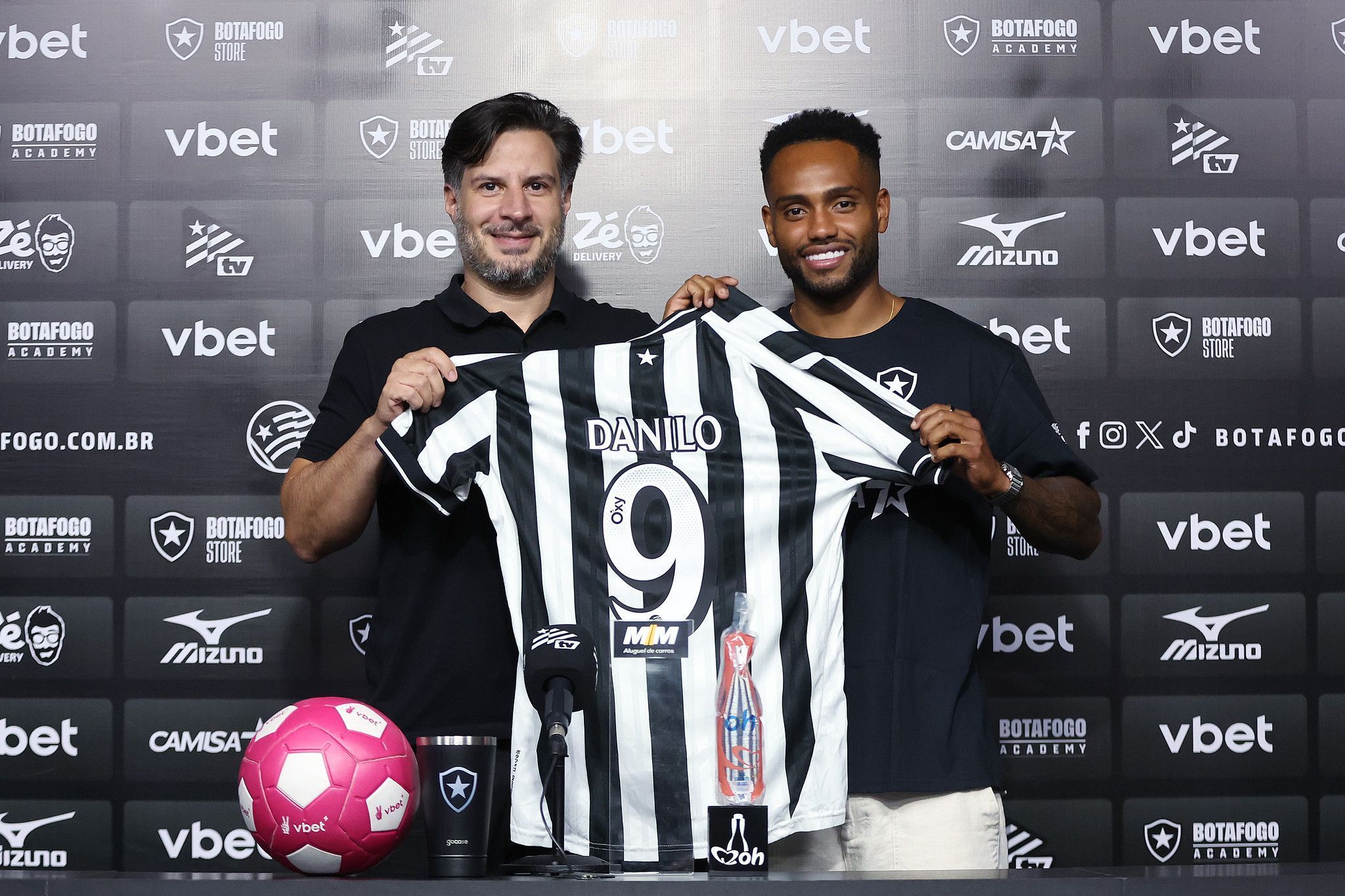 Apresentado no Botafogo, Danilo Pereira se garante, mas diz poder 'melhorar muito'