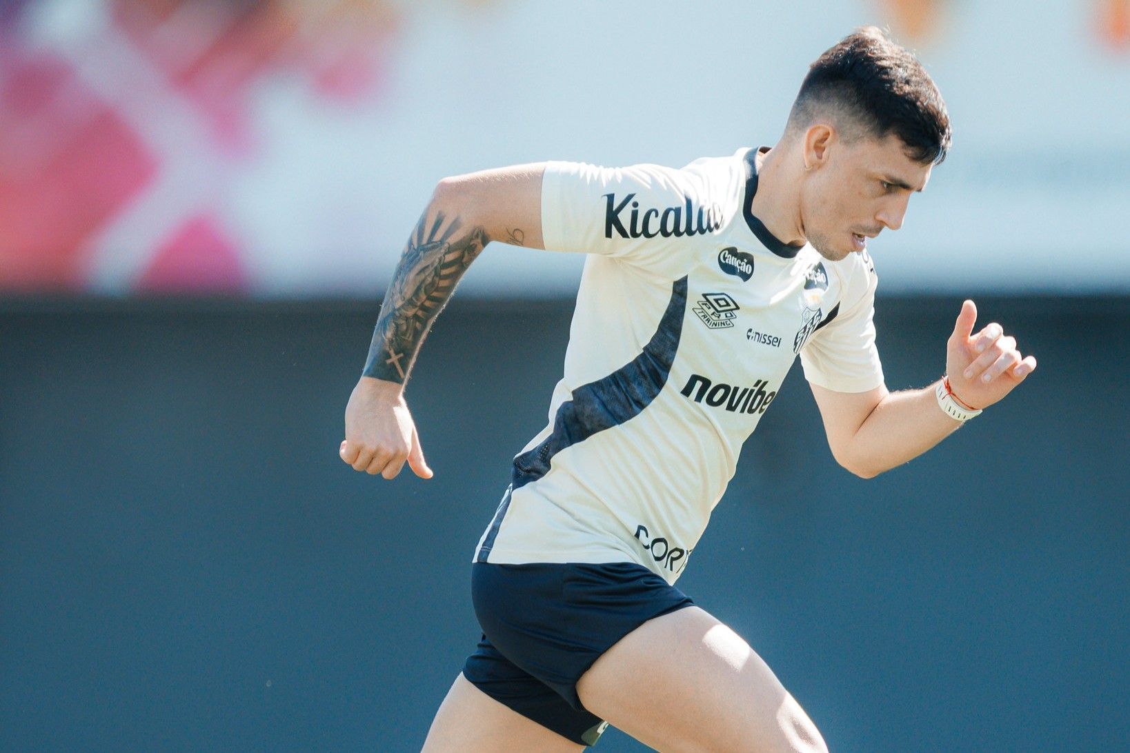 CBF registra novo contrato de Escobar com o Santos; saiba detalhes