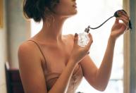 Seis formas simples de fazer o perfume durar muito mais tempo na pele