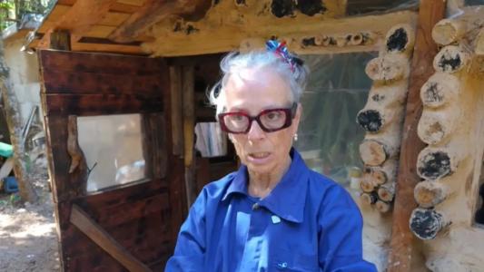 Yaya, de 72 anos, constrói cabana própria e vive sem pagar renda na montanha
