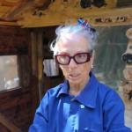 Mulher de 72 anos constrói cabana própria e vive sem pagar renda na montanha