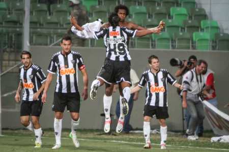 Ronaldinho e Jô fazem comemoração histórica, pelo Atlético, em 2012 • Bruno Cantini/Atlético
