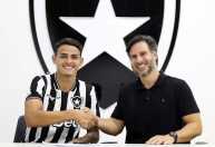 Botafogo renova por quatro anos com promessa das categorias de base