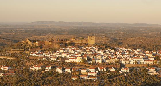 A cidade ideal para comer bem e caminhar ao longo de uma muralha medieval