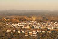 A cidade ideal para comer bem e caminhar ao longo de uma muralha medieval