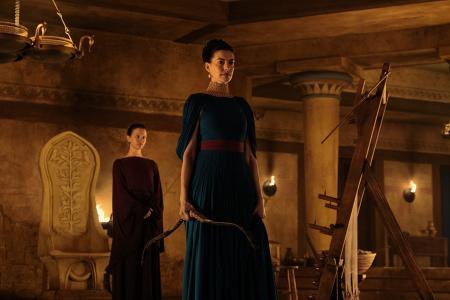 Anne Hathaway (Penélope) e Mia Goth (Melanto) em "A Odisseia" • Universal Pictures/Divulgação