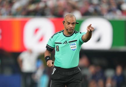 Wilton Pereira Sampaio, árbitro brasileiro, em ação na Copa do Mundo 2026