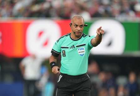 Wilton Pereira Sampaio, árbitro brasileiro, em ação na Copa do Mundo 2026
