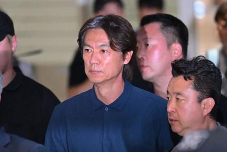 Hong Myung-bo, ex-treinador da Coreia do Sul, em desembarque no país após eliminação da Copa do Mundo