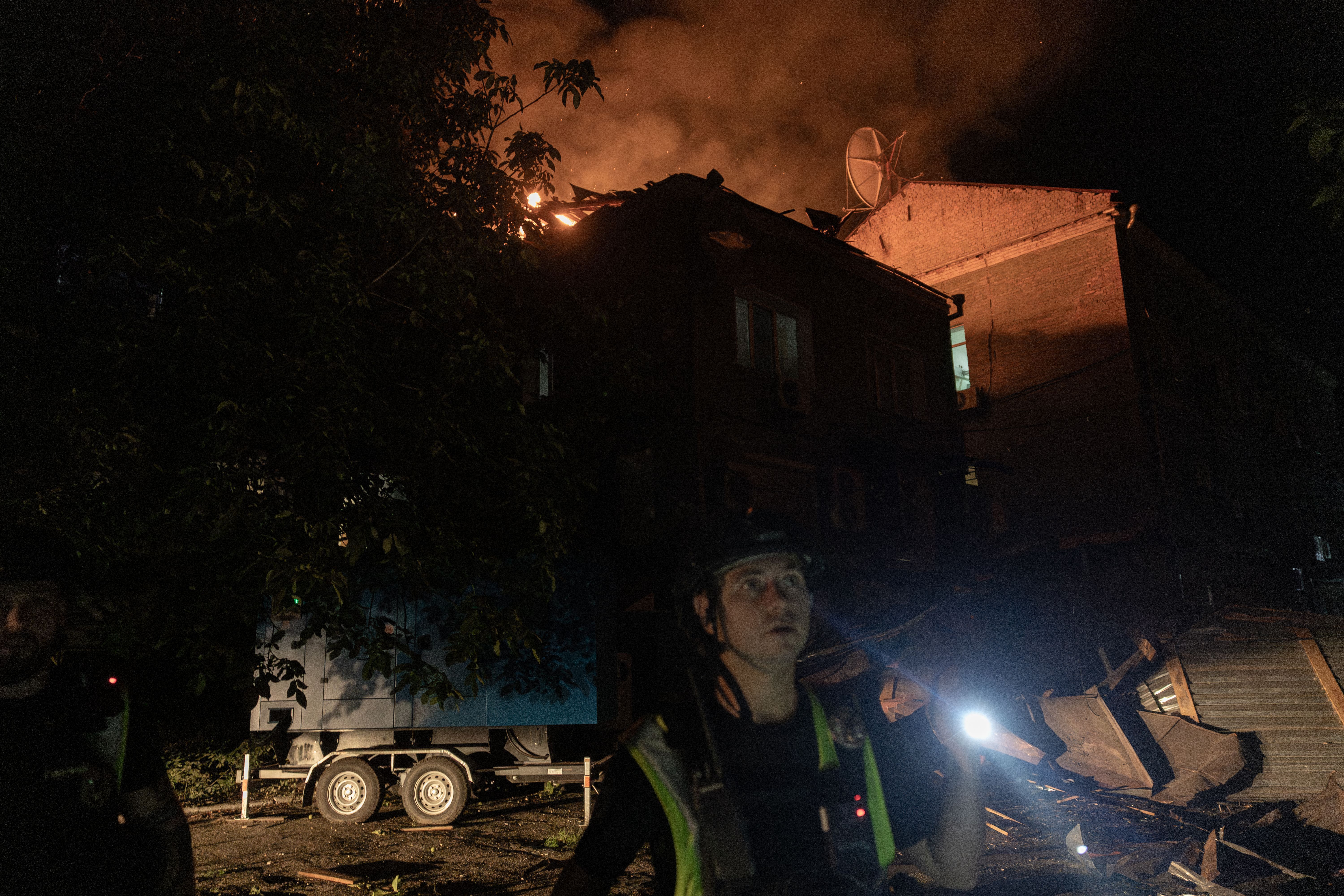 Ataque da Rússia à Ucrânia deixa um morto e atinge central de ambulâncias em Kiev