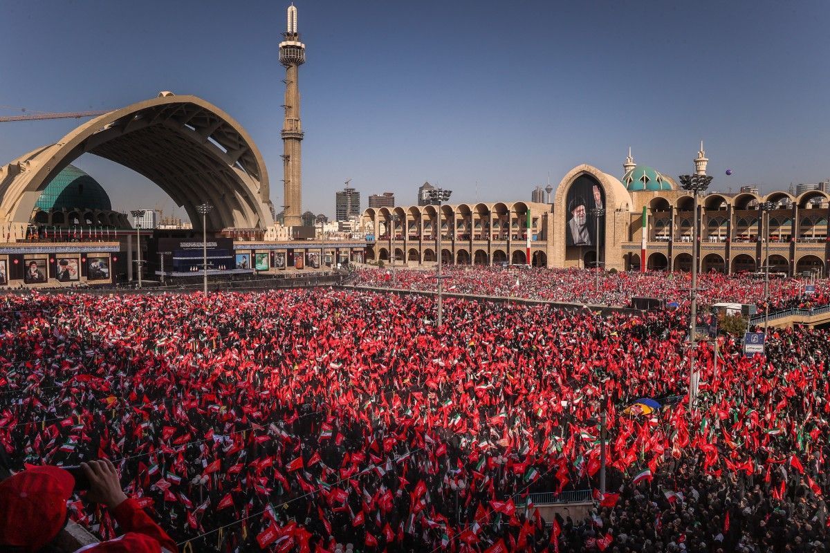 Três filhos de Ali Khamenei são vistos em 2º dia de funeral do aiatolá