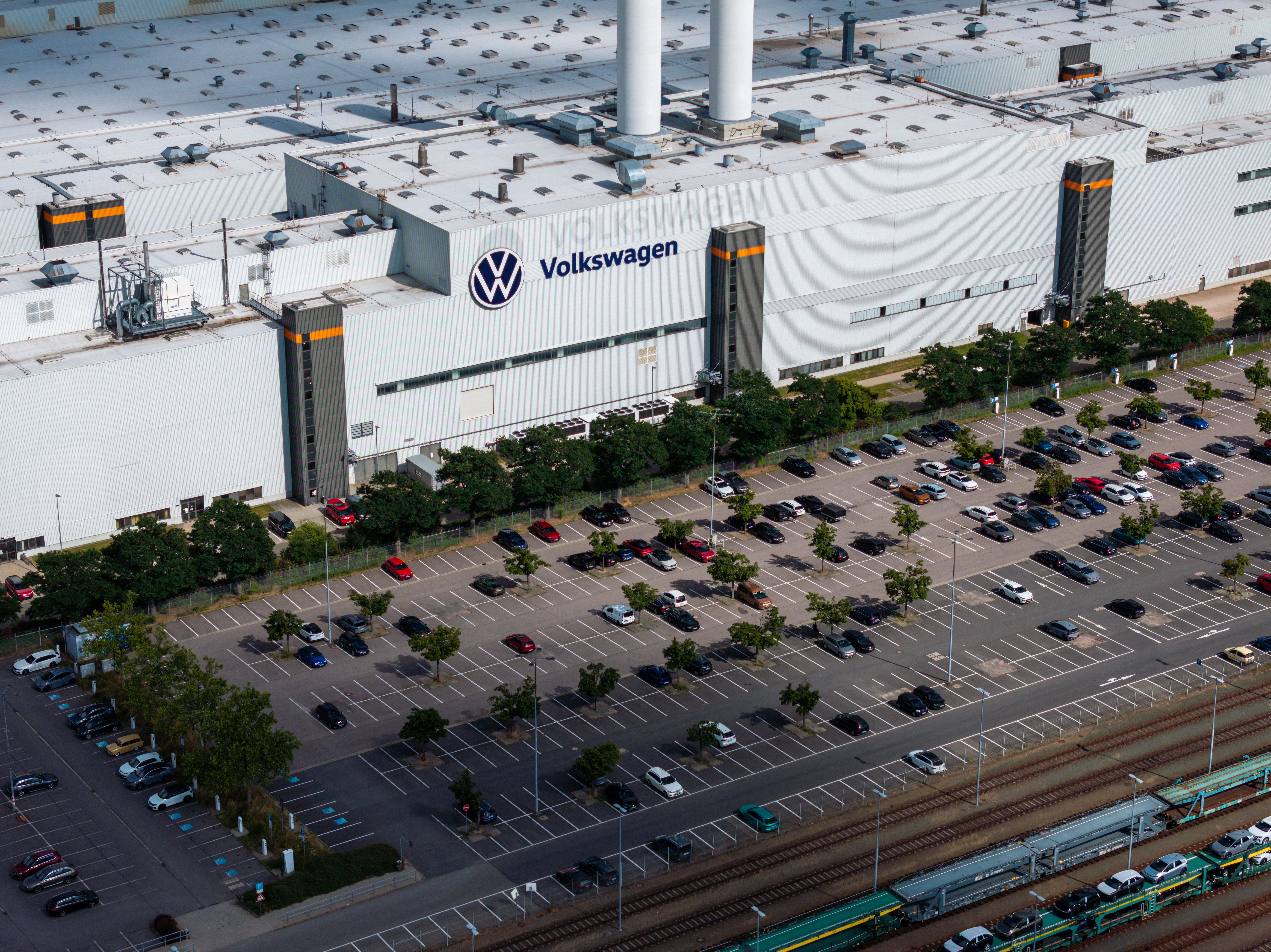 Vendas da Volkswagen caem com a concorrência chinesa; montadora avalia demissões