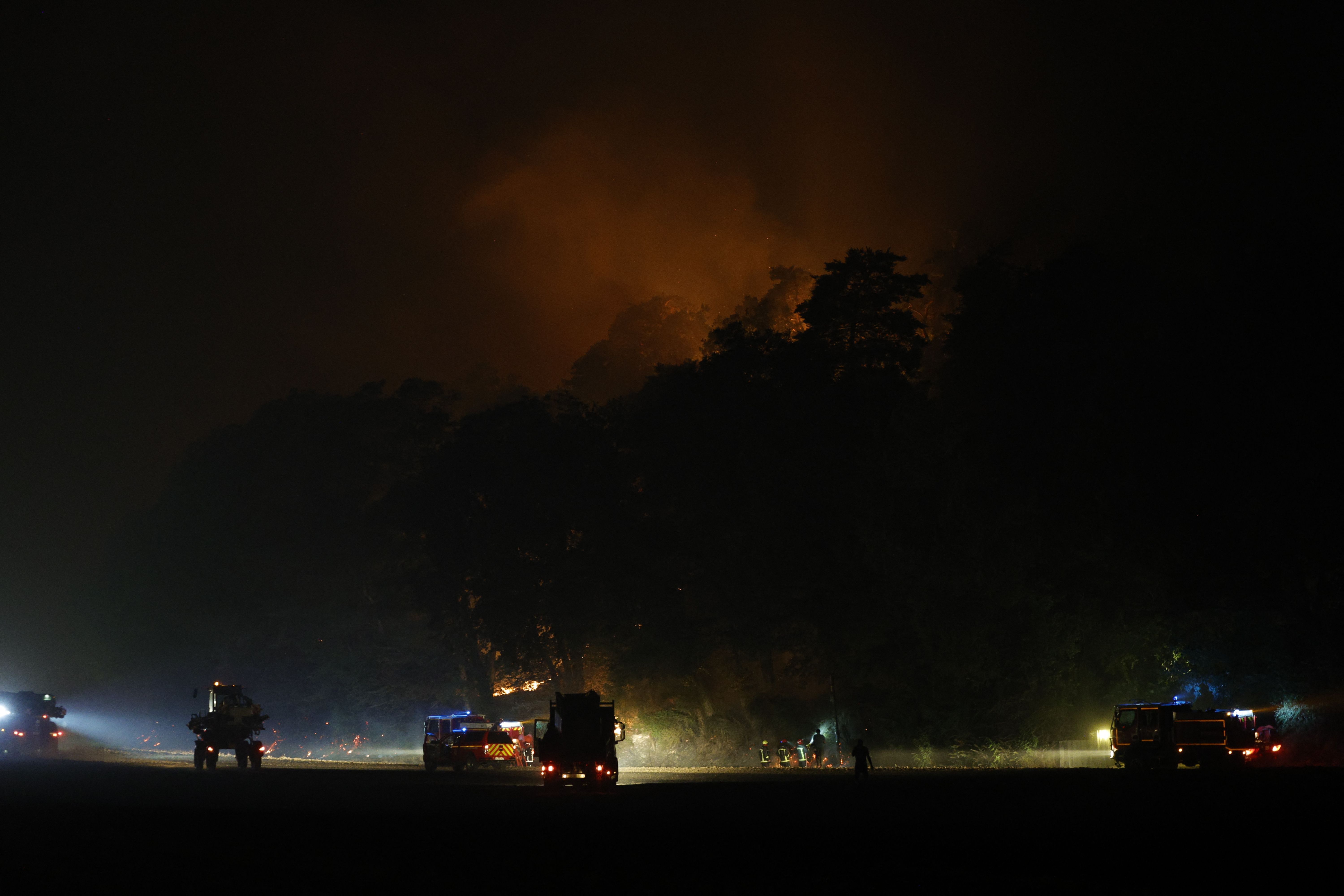 Incêndio devasta floresta perto de Paris e queima quase 800 hectares