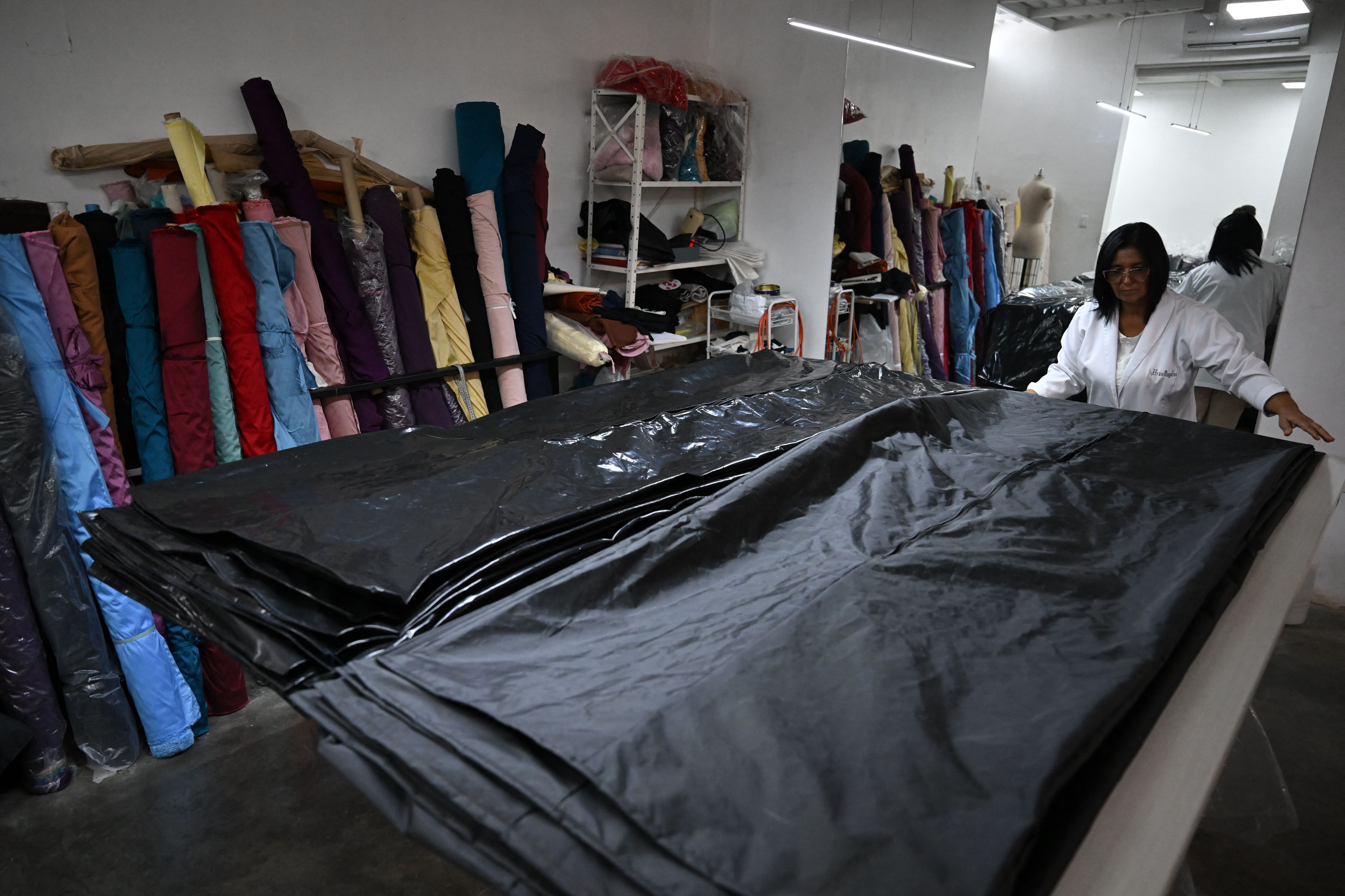 Grife de moda passa a confeccionar bolsas mortuárias para doação na Venezuela