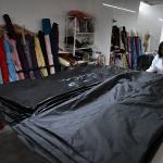 Grife de moda passa a confeccionar bolsas mortuárias para doação na Venezuela