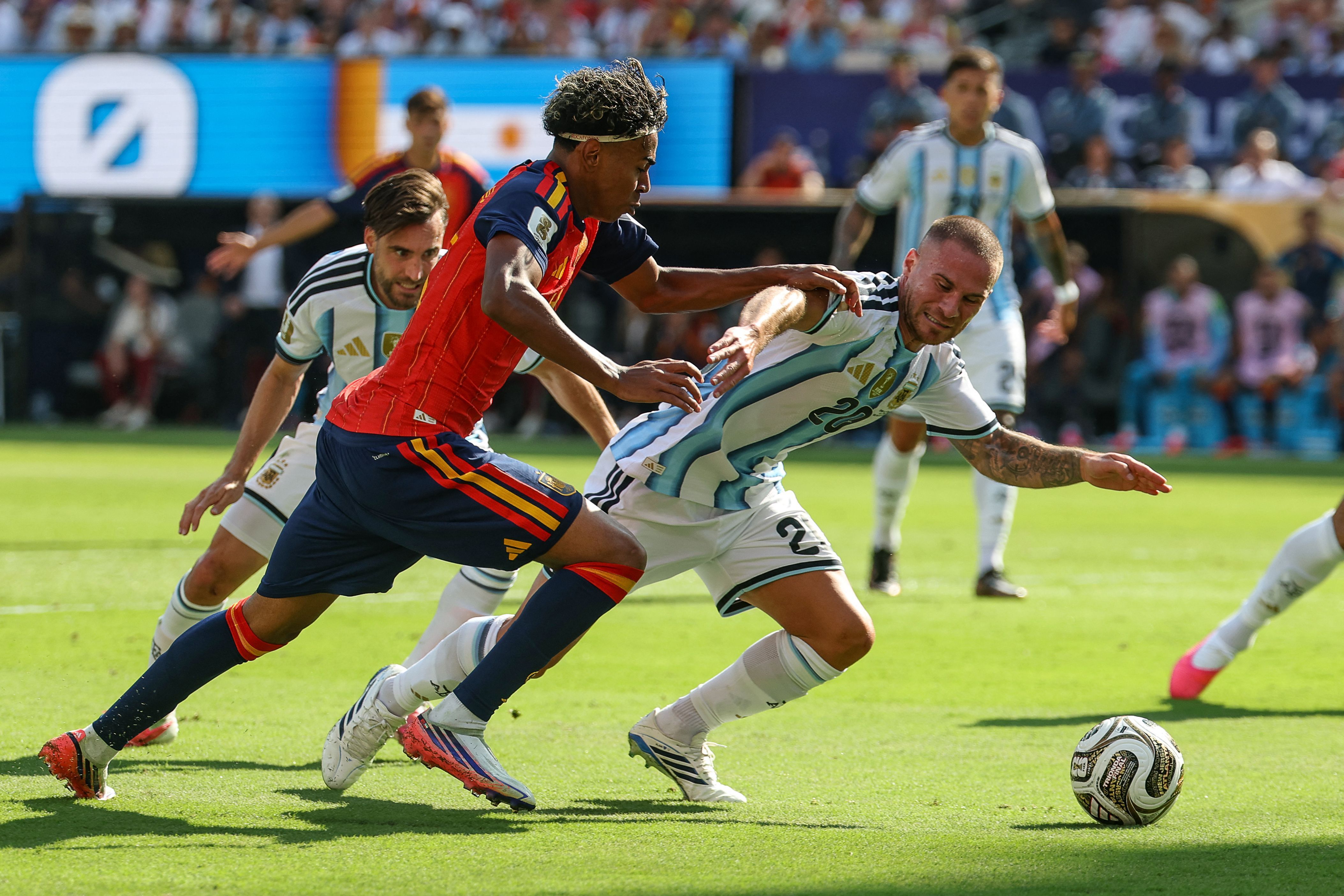 Campeã do Mundo, Espanha derruba sequência invicta da Argentina em Copas