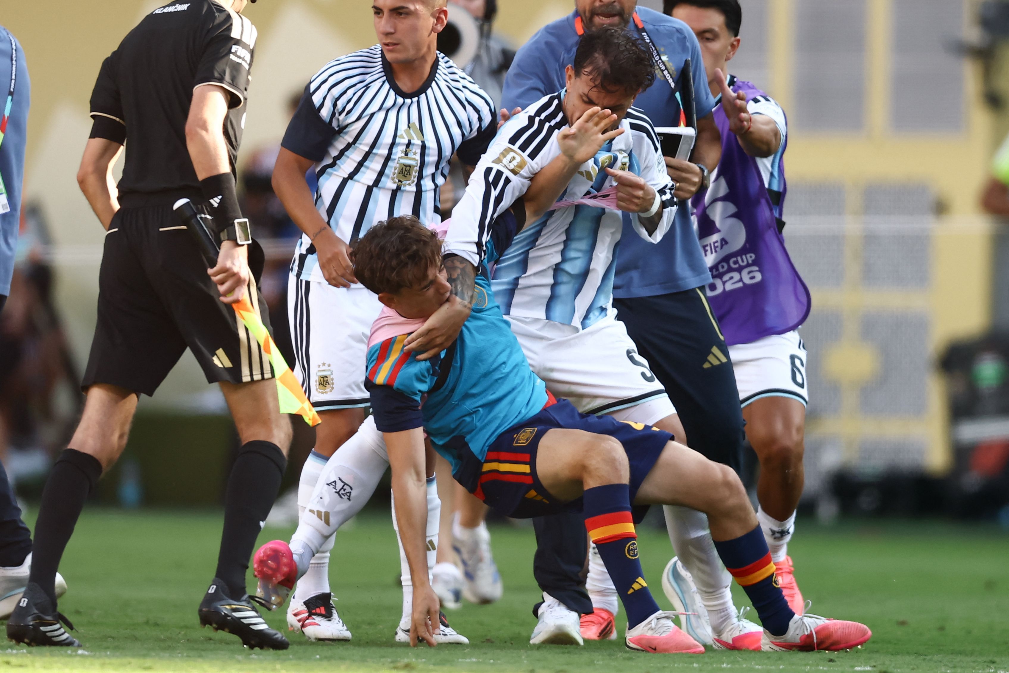 Jogadores de Argentina e Espanha protagonizam 'porradaria' em final da Copa