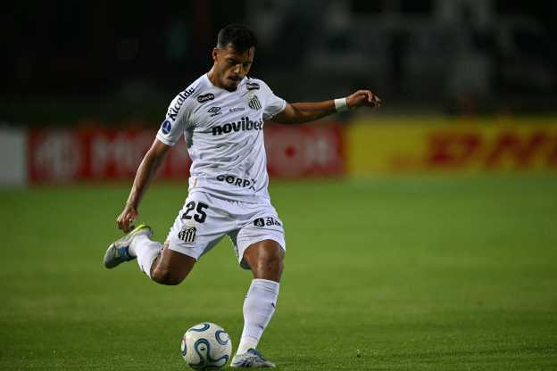 Emprestado pelo Atlético, Gabriel Menino ganha pontos como lateral no Santos
