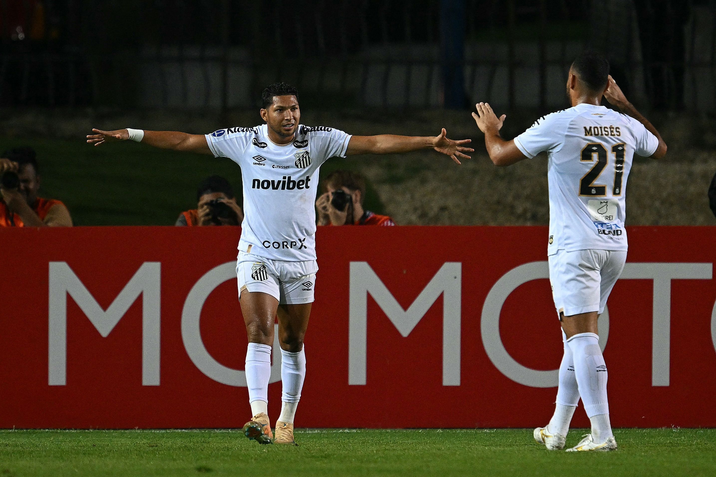 Rony responde se Santos garantiu classificação na Sula após goleada