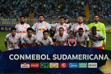 Elenco do RB Bragantino antes de jogo contra o Sporting Cristal