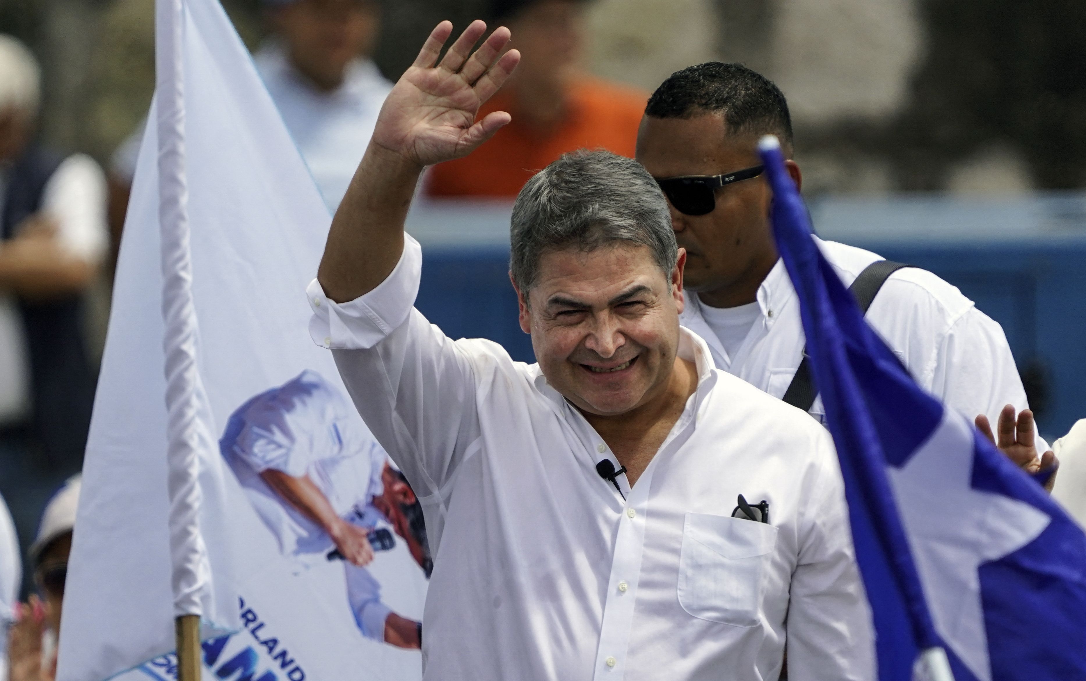 Condenado por narcotráfico, ex-presidente Hernández volta a Honduras após indulto de Trump