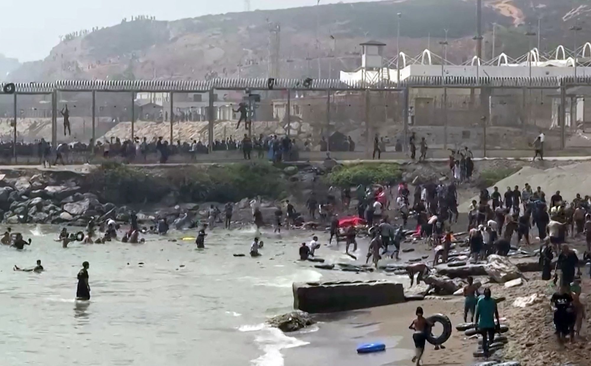 Espanha reforça fronteira de Ceuta com Exército após entrada de 1.500 migrantes e nove mortes