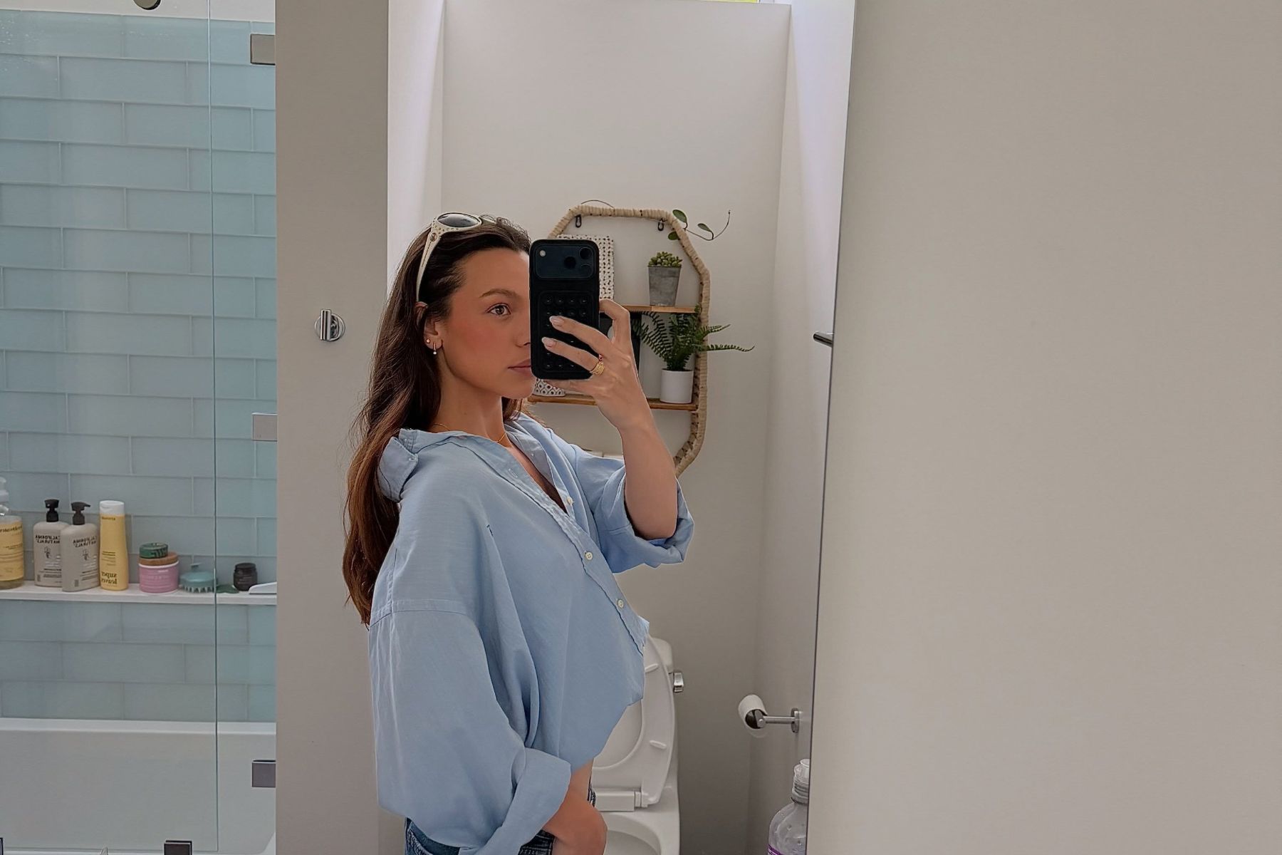 Cunhada de Bruna Marquezine se machuca ao ser batizada em praia do Rio de Janeiro