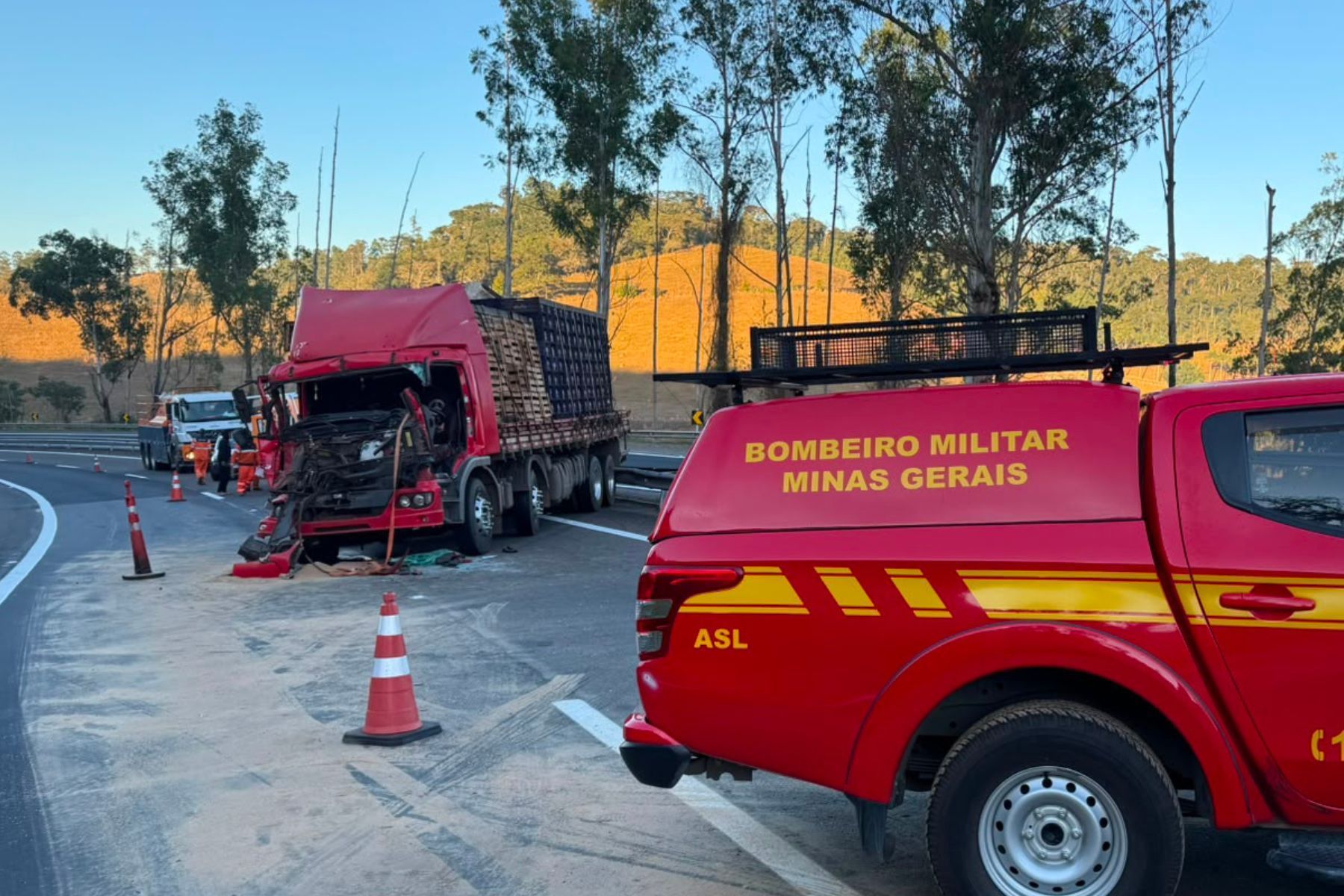 Batida entre caminhões deixa feridos na BR-040 em Simão Pereira (MG)