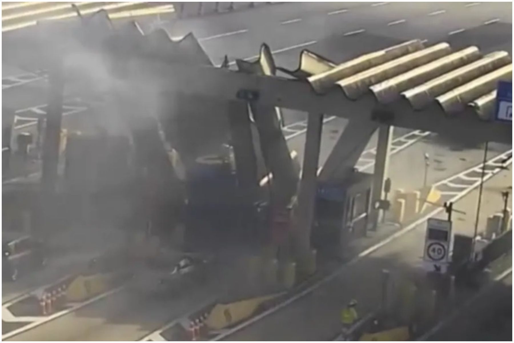 Vídeo: carro em alta velocidade derruba teto de pedágio em Campinas-SP; oito ficam feridos