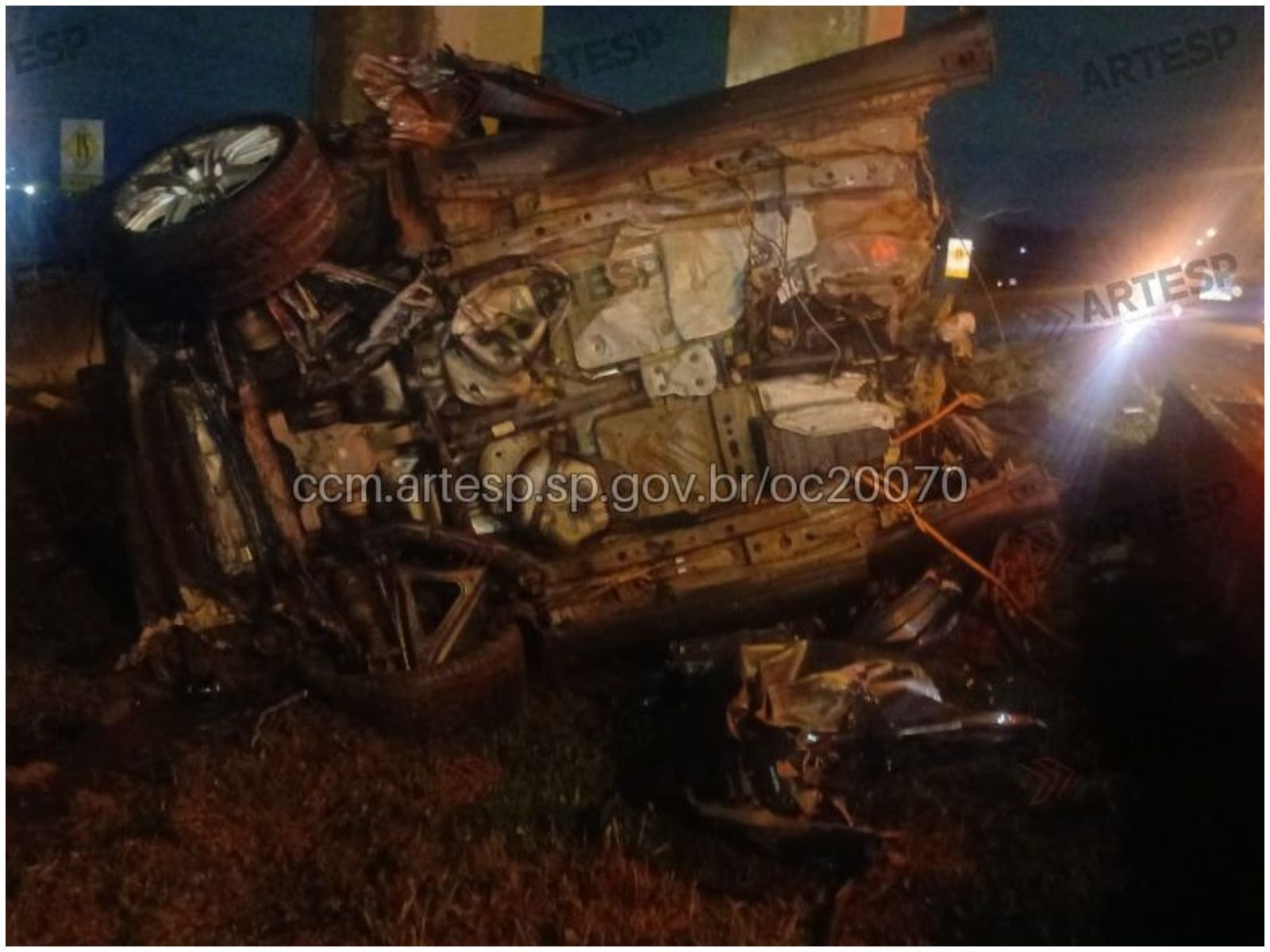 Motorista de Porsche morre após bater veículo em barreira de concreto em rodovia de SP