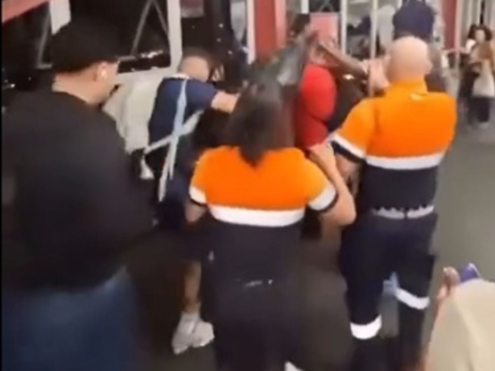 Vídeo: homem é preso por importunação sexual em trem de SP; ele foi agredido por passageiros