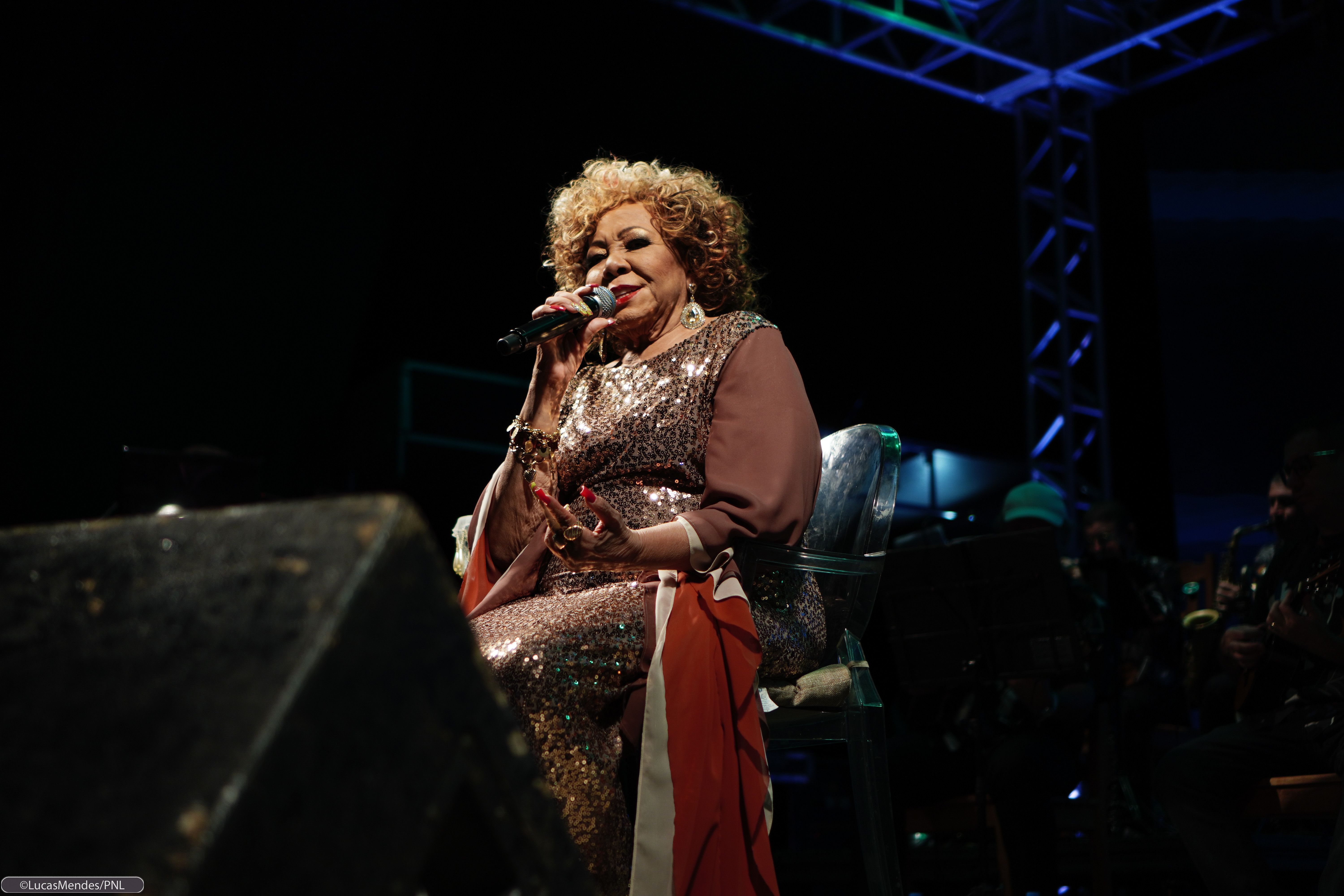Alcione cai durante show no Maranhã, mas tranquiliza fãs: 'Estou ótima'