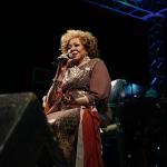Alcione cai durante show no Maranhão, mas tranquiliza fãs: 'Estou ótima'