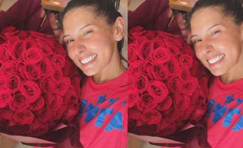 Ana Castela posa com buquê de rosas nas redes sociais