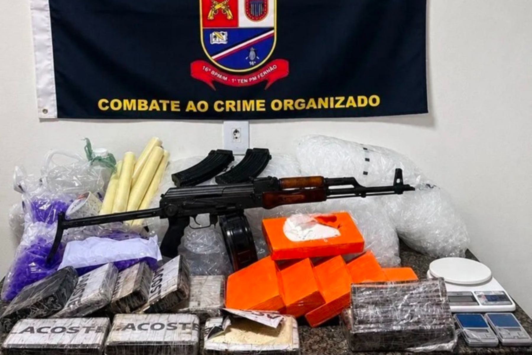 PM de SP acha fuzil em fábrica de drogas do crime organizado na comunidade de Paraisópolis