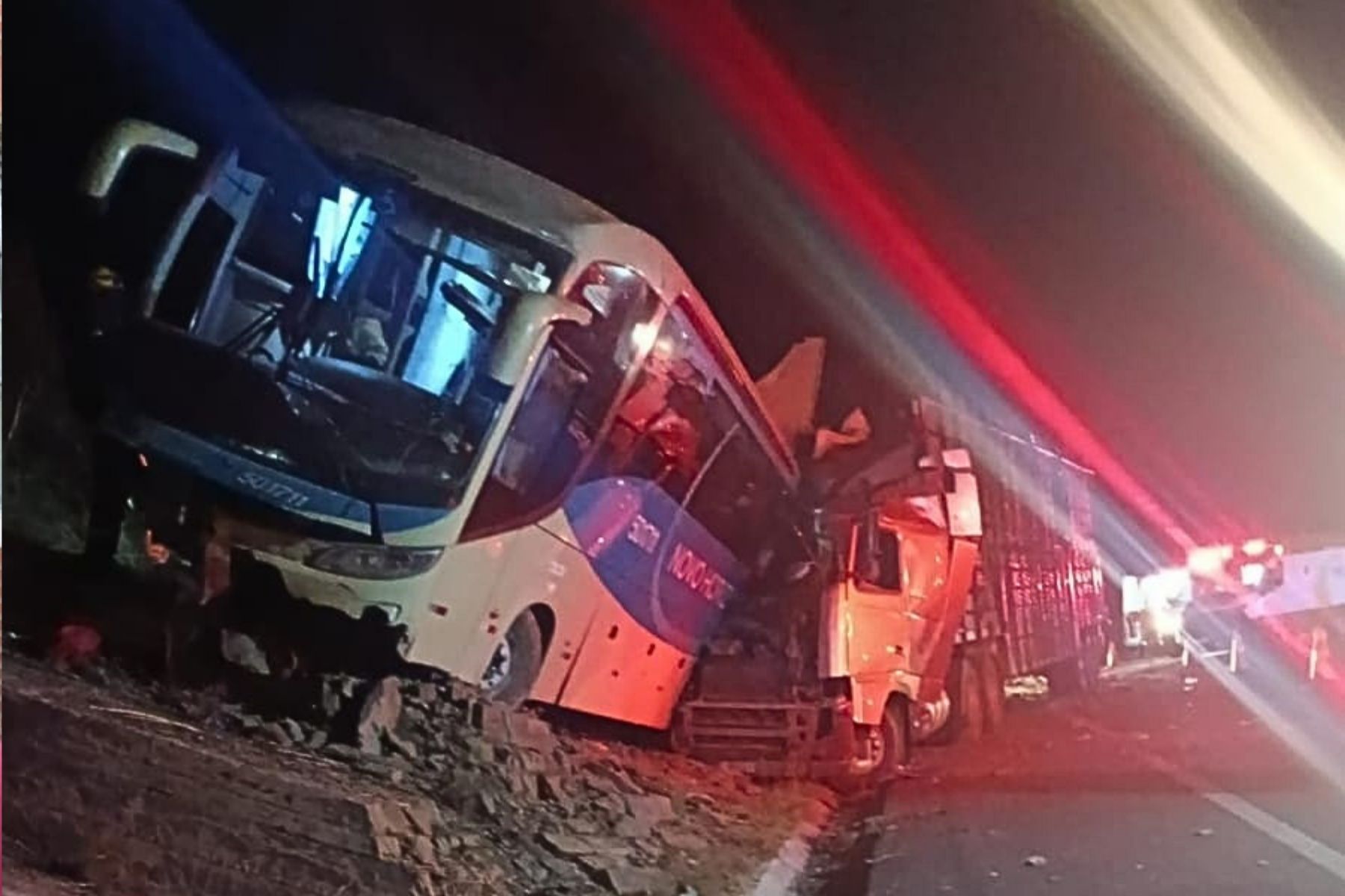 BR-135: carreta com bois bate em ônibus com 43 pessoas e deixa mortos e feridos em MG