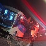 BR-135: carreta com bois bate em ônibus com 43 pessoas e deixa mortos e feridos em MG