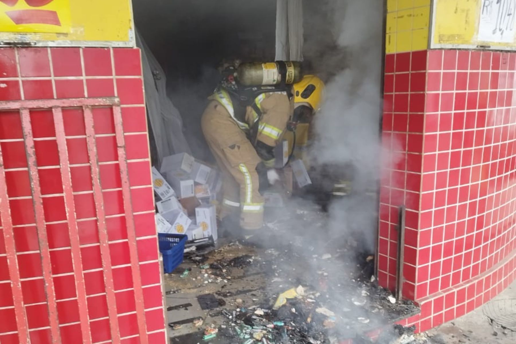 Bombeiros controlam incêndio em estabelecimento comercial em Juiz de Fora
