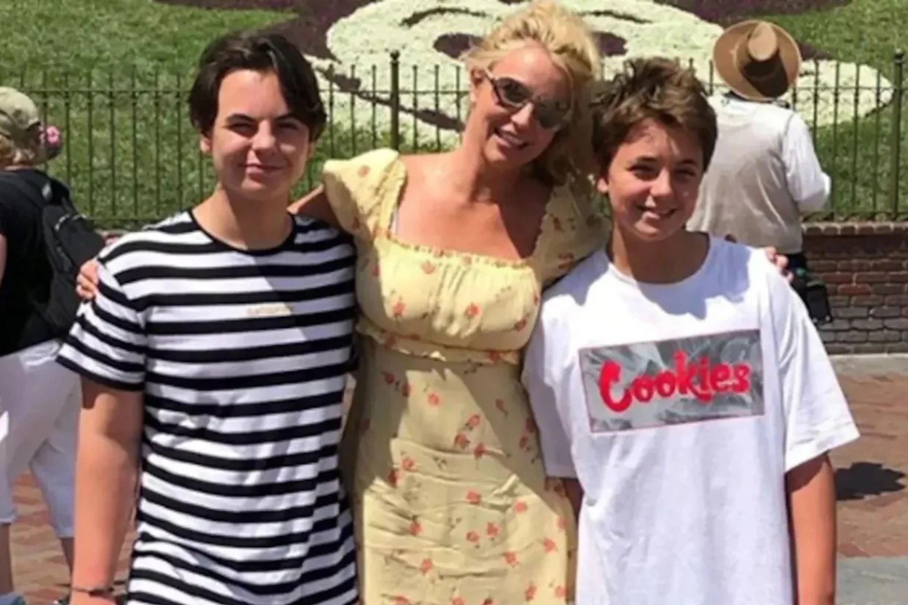 Filhos de Britney Spears fazem estreia como modelos e cantora celebra conquista