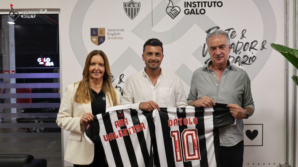 Ídolo do Atlético vai à Arena MRV, visita Instituto Galo e é presenteado; veja
