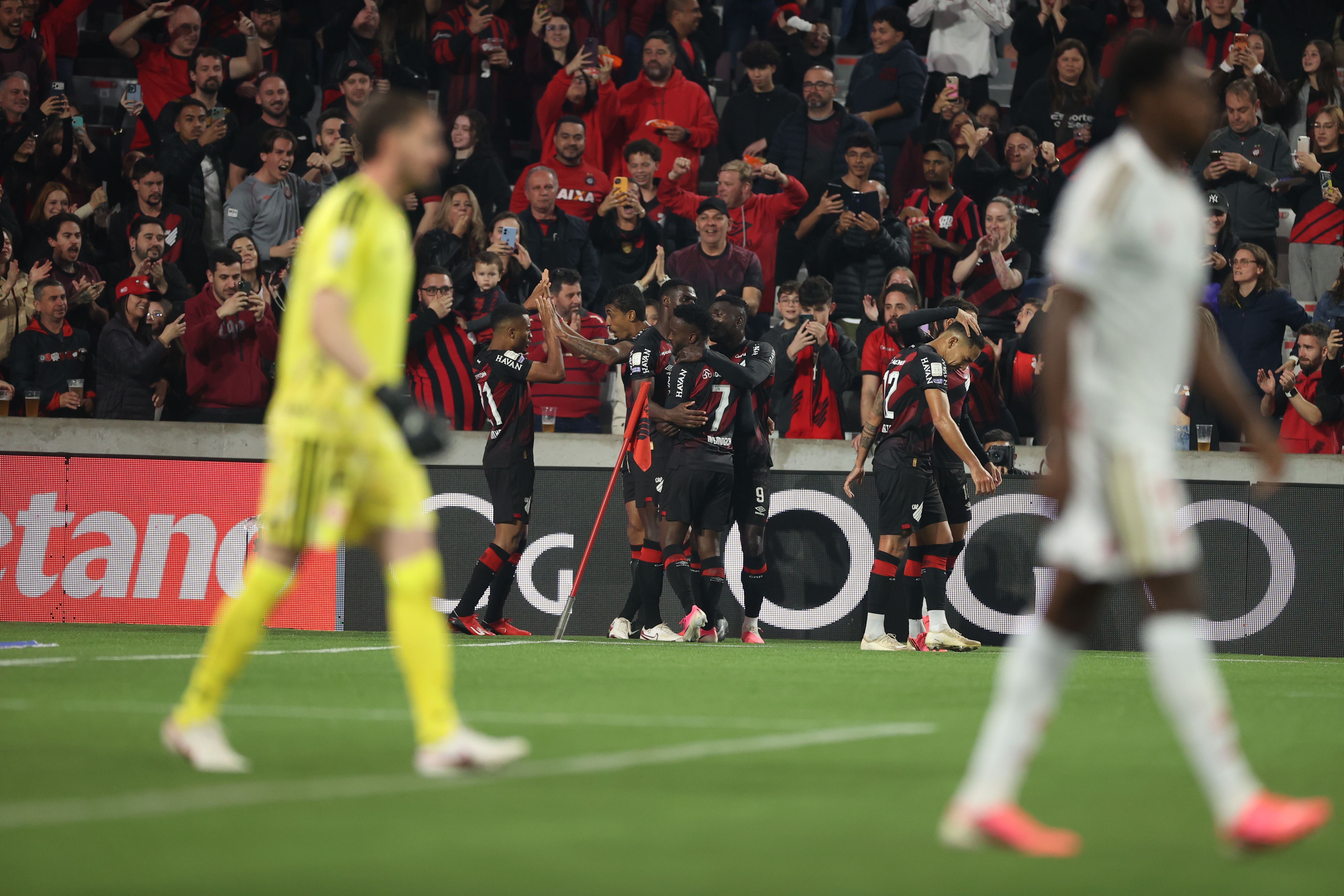 Athletico-PR aproveita vacilos do Inter, vence e se mantém no G4 da Série A