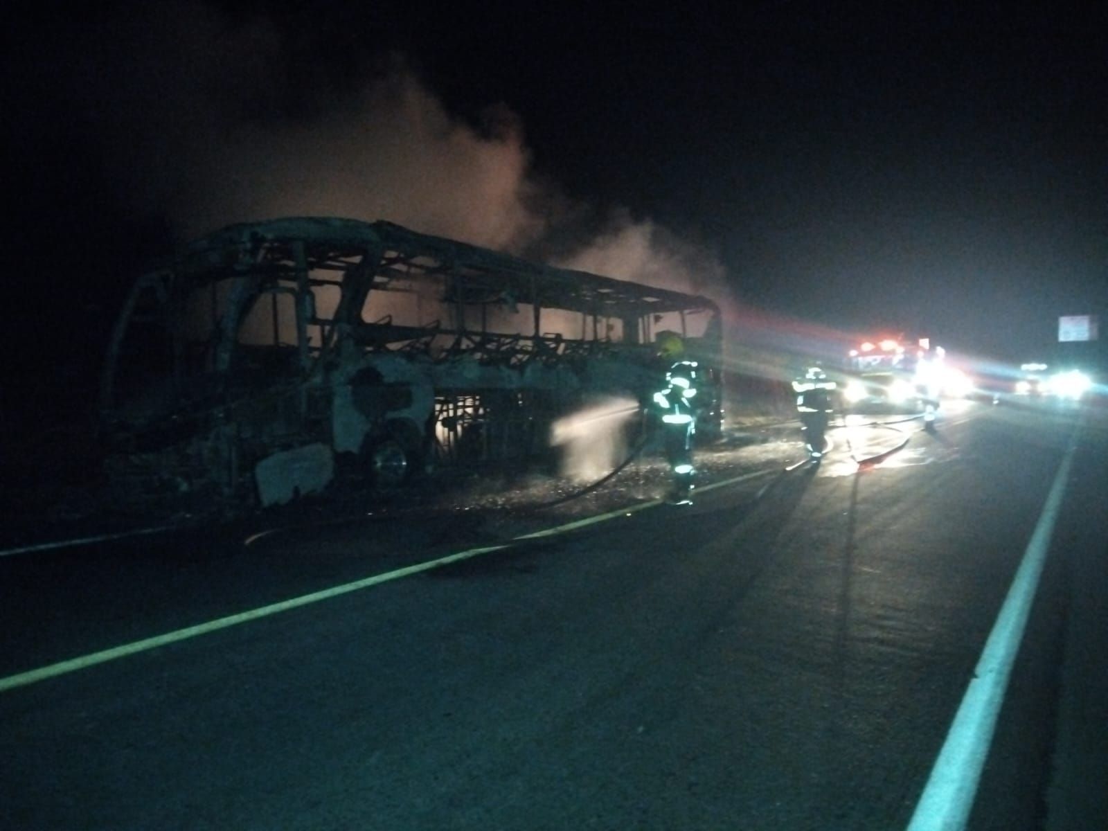 Ônibus interestadual é destruído por incêndio na BR-251, em Salinas