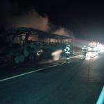 Ônibus interestadual é destruído por incêndio na BR-251, em Salinas