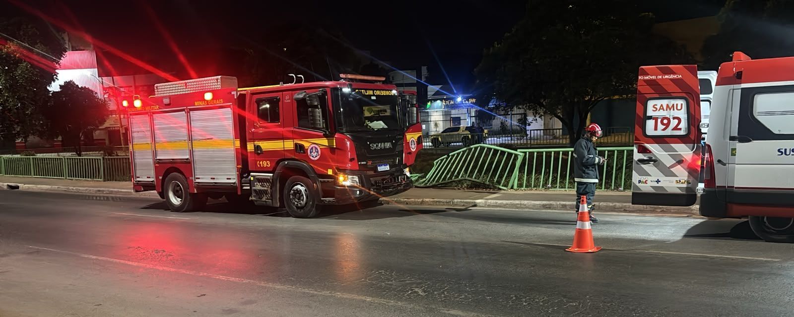 Passageiro fica ferido após carro capotar e cair em canal de drenagem em Montes Claros